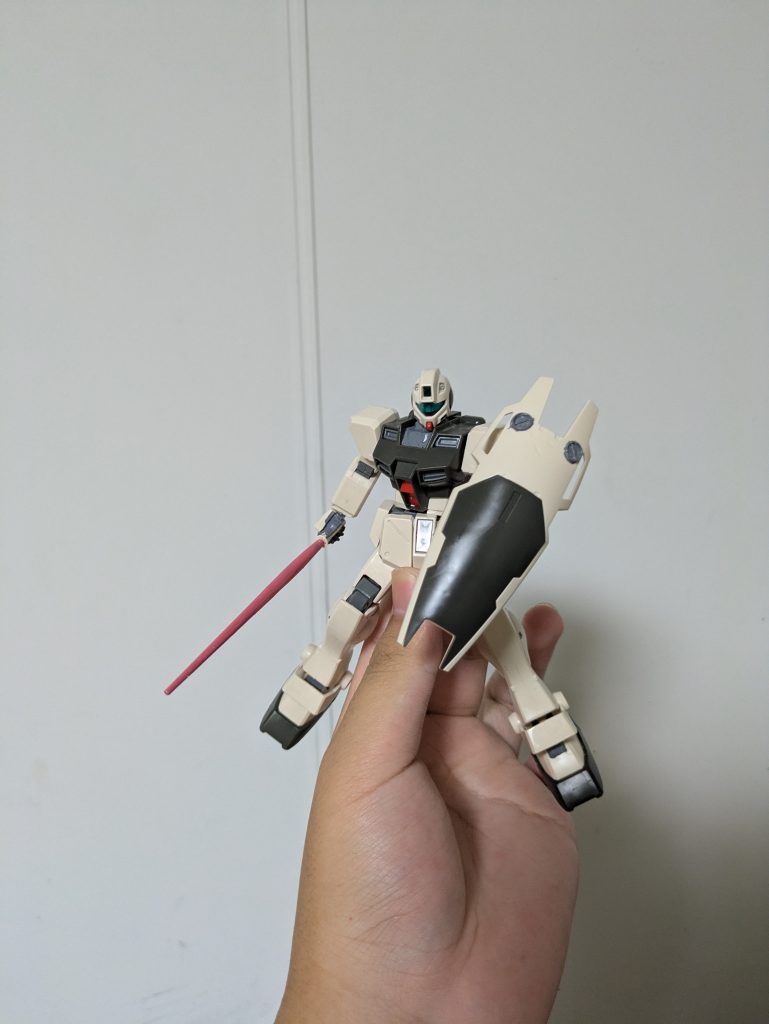 そしてここからポーズとかですこのキットはサーベルのエフェクトは無く一体となったHGのジムよろしくみたいになってます、この際サーベルエフェクトに近しい色にするべくクレオスのクリアオレンジ、レッド、ホワイトを混ぜてみました、あとサーベルを握る手も塗り分けてます。