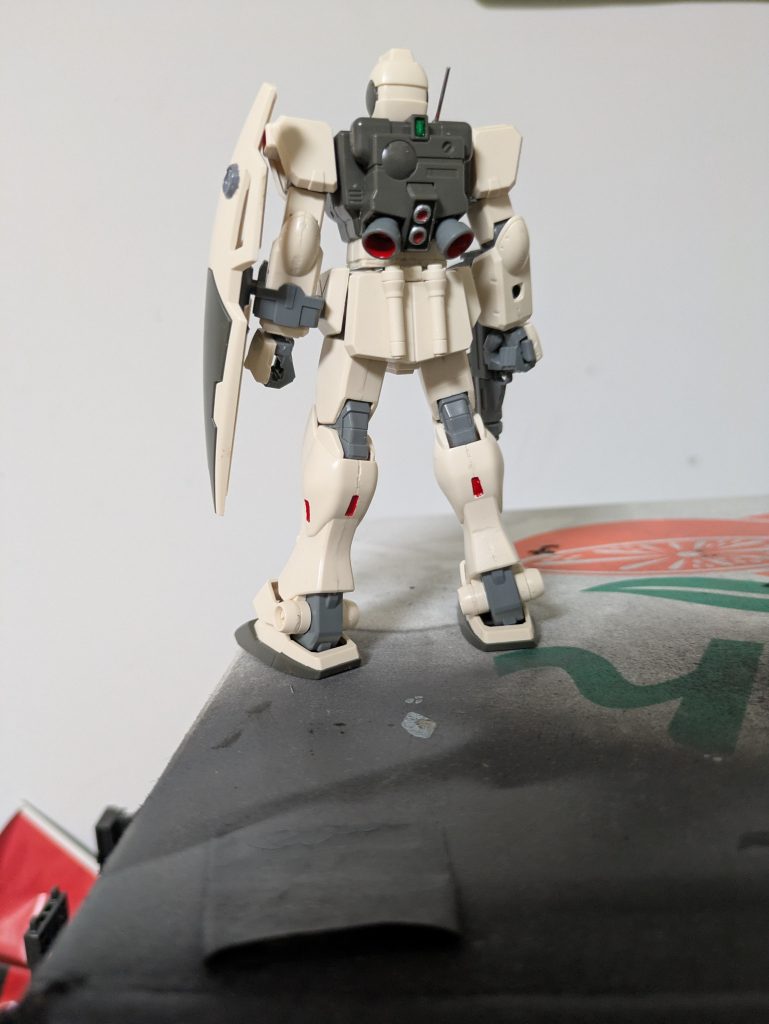 後ろのバックパックのバーニア等も内側を赤で塗り分けたりとかなり頑張りました。あとなんですが足裏もシルバーを使ったりして塗り分けてます