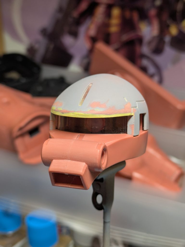 三白眼がキツくなるようにプラ棒で狭くしました。手前が狭く奥にが通常のクリアランスになるようにテーパーに