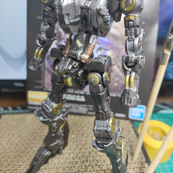 発売すると知ってから絶対に作りたい、内部フレーム塗りたいと思うも、どこに行っても売り切れ…もう見つけたらそん時でいいやとか諦め半分秋葉原彷徨いてたら発見して即購入したヴィダール。最近は在庫有るところもありますね。楽しく内部フレームを塗っております。全体にシルバー塗りつけて、焼鉄色を被せてあります。これだけで結構重厚感出て良き。あとはパイプと関節をファインゴールド。シリンダー受けを銅で塗ってみました。もうちょっと手を入れたいなと思うも外装つけたら大部分隠れるんだよなぁ…（2枚目）
