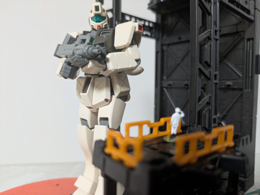 作品名：百均で話題になってたミニ歩兵買いました<p>敬礼してるやつをチョイスしてパトレイバーとかで親の顔よりよく見る整備班みたいに塗り分けてジムコマと飾ってます</p>