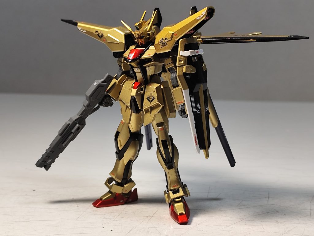 肩や腰アーマーはHGプロビデンスから、バックパックはビルドストライクから拝借しました。顔は試行錯誤しましたがジャンクのアンテナとマスク部分などを削ってぽい感じに。