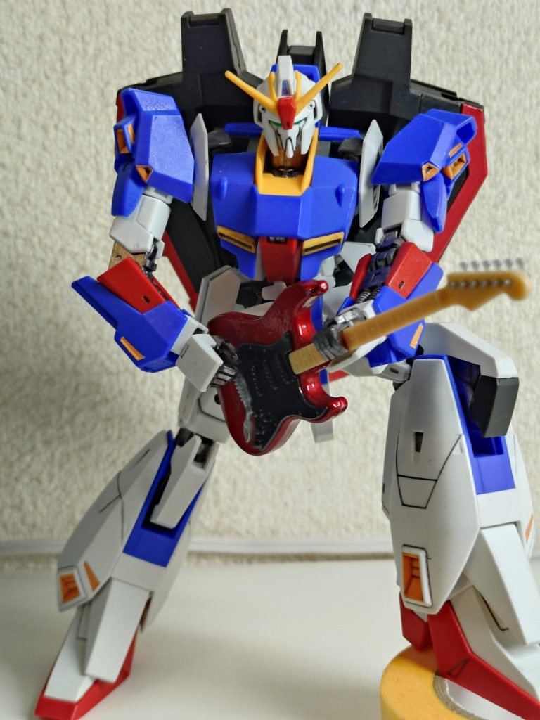 お立ち台で弾く姿が、様になってるZガンダム。ボーカルかリードギターが似合うスタイルだなと。