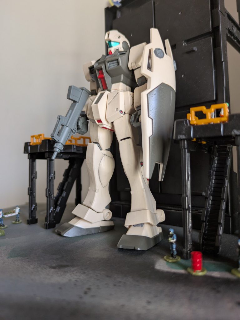 作品名：ジムコマと蟹江にスミ入れとつや消しを施しました<p>ジムコマはほとんどのモールドにスミ入れしたんですが蟹は…少なめに入れました、一応改修前のやつも貼っておきます。</p>