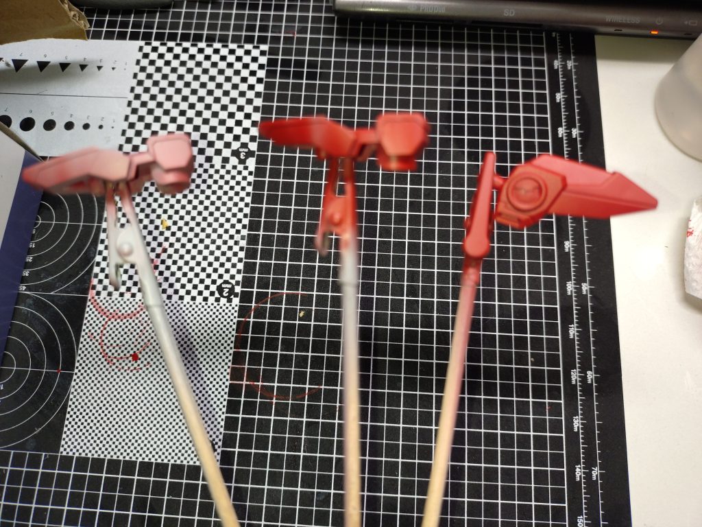 下地にグレーサフを吹き、その上からキャラクターレッドという色をを3〜4回程重ねました。それまでガンマカ塗りと比べ、塗りムラが格段に減りました。