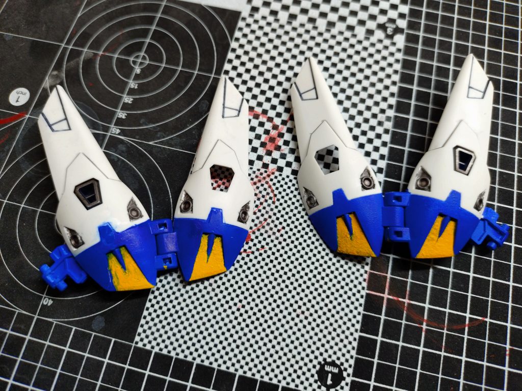 割と上手く行ったかなと思ったバックパック。最後のつや消し吹く時に塗料が流れ、滲んでしたまったのはショック(一番左)