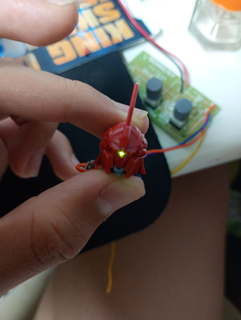 後ろの基板も技術の授業のやつです