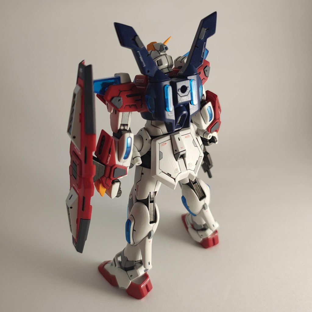 背面。今回もディテールに関しては他の方の作例や造形が似ているゴッドガンダム、シャイニングガンダムなどを参考にしながら追加していきました。
