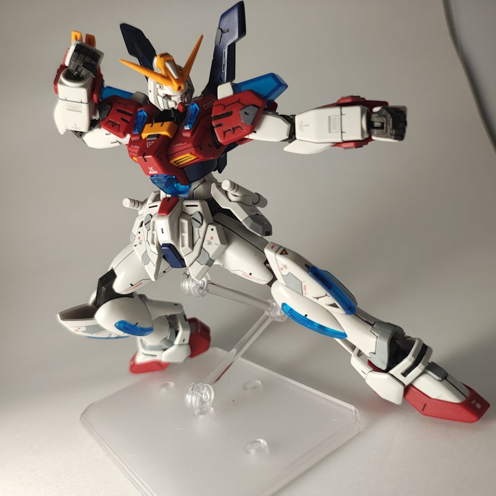 そしてモビルファイターと言えばのポージング。ハンドパーツも豊富なので動かしていてとても楽しいです。