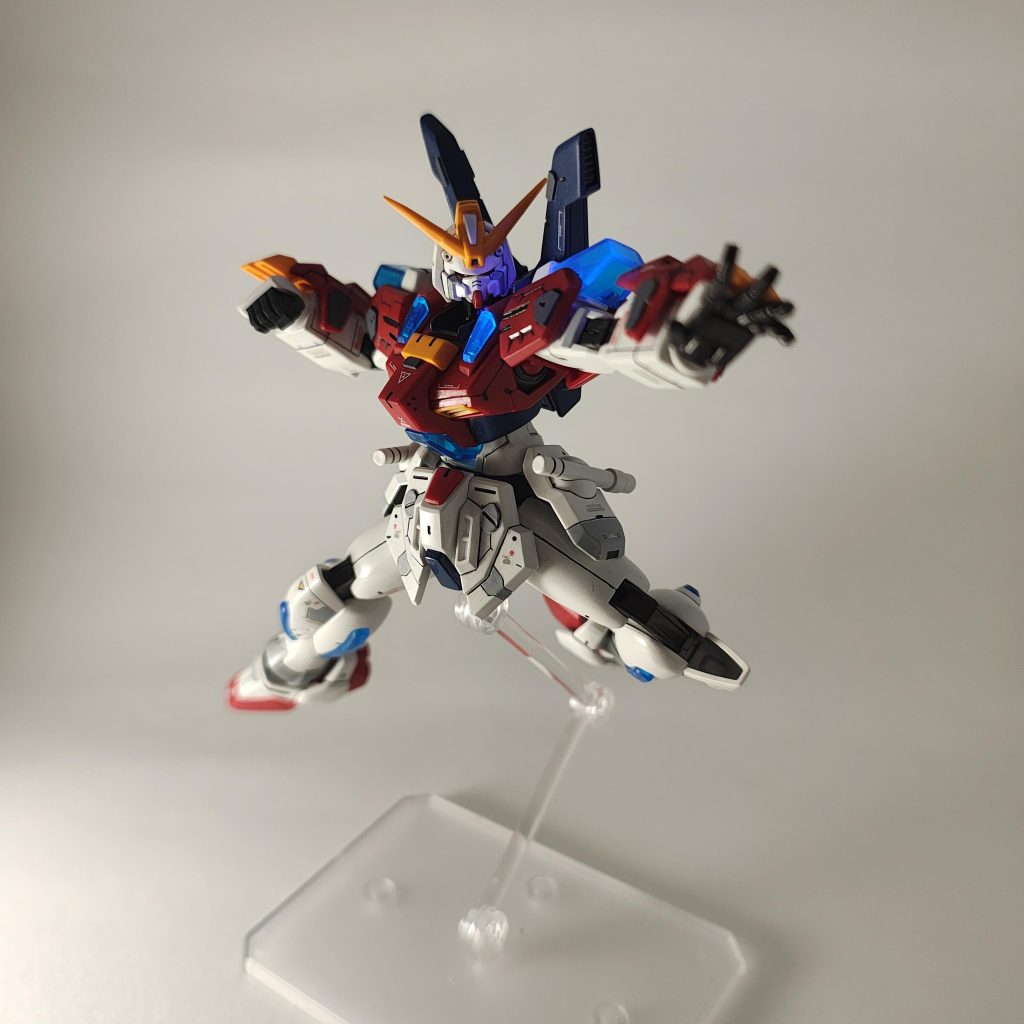 ハイパースターバーニングナックルを放とうとしている様なポージング。機体各所に組み込まれているクリアパーツには蛍光塗料がかなり多く練り込まれているようで、UVライトを当てると綺麗に光ります。