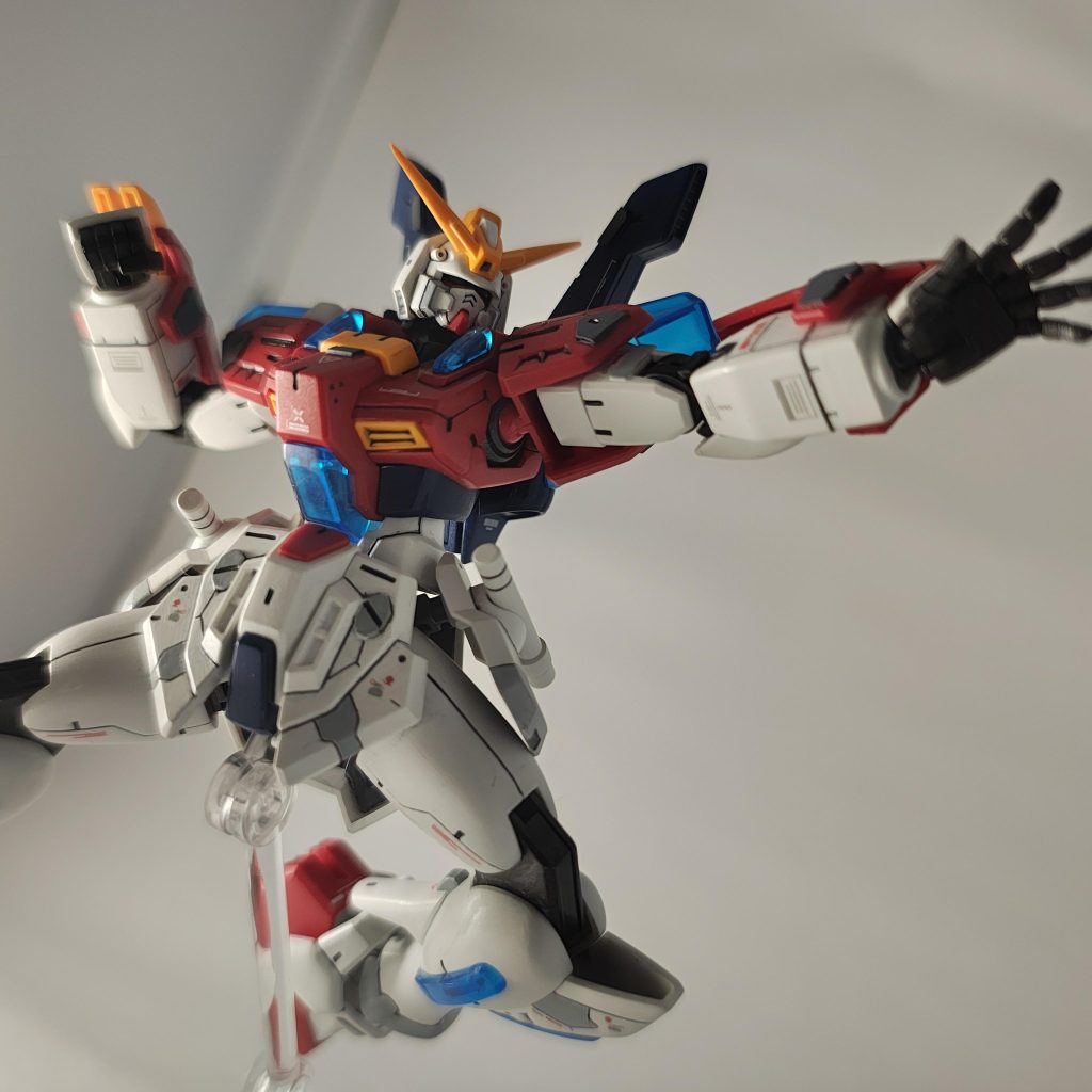 別アングル。ベースとなる機体が存在しないと設定では記載されているものの、やはりモビルファイターの面影を随所に感じるので格闘ポージングが良く似合うように思います。