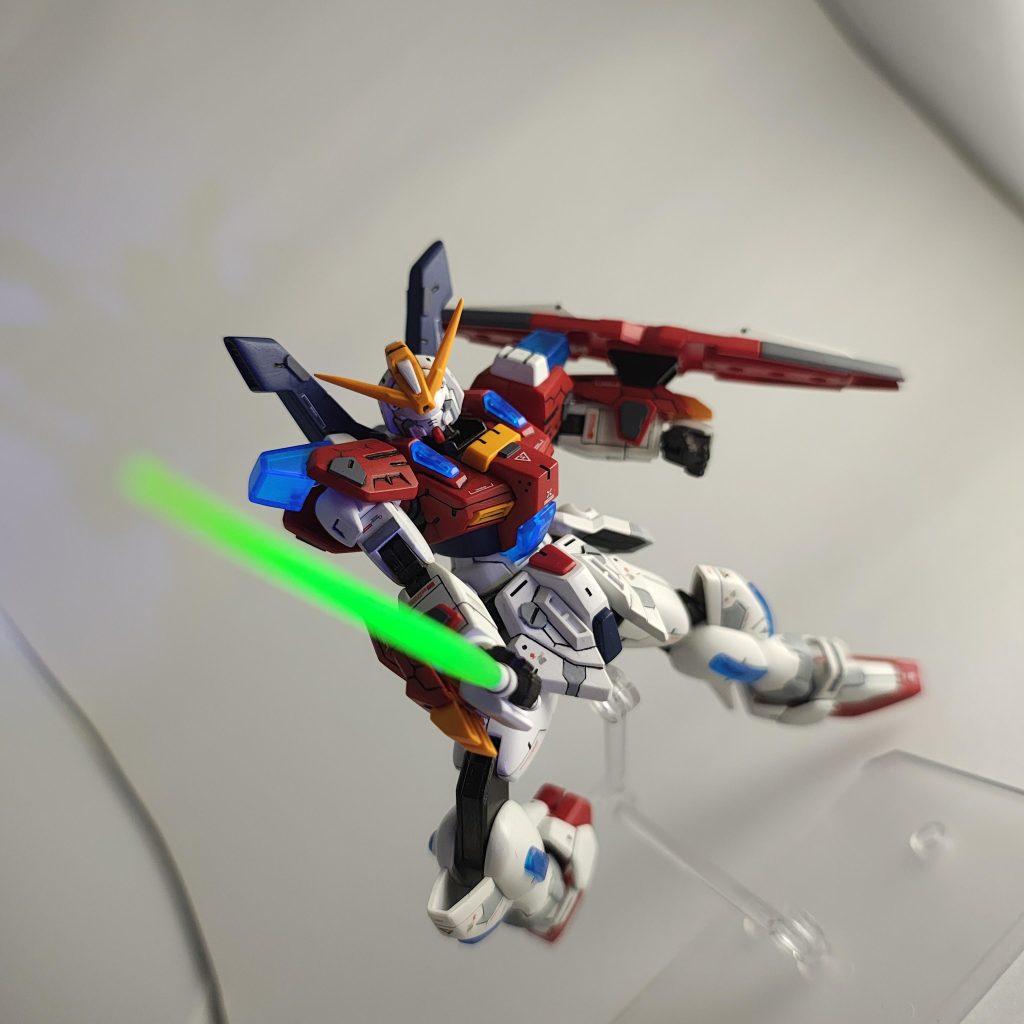 ビームサーベルを構えたポージング。ビームライフルにビームサーベルと武装はシンプルながら、格闘戦にも対応できるという、レイジの戦闘スタイルに合わせて作成したんだというセイくんの想いがひしひしと伝わります。セイくんがレイジのために作ったという設定だけで、胸が非常に熱くなります。