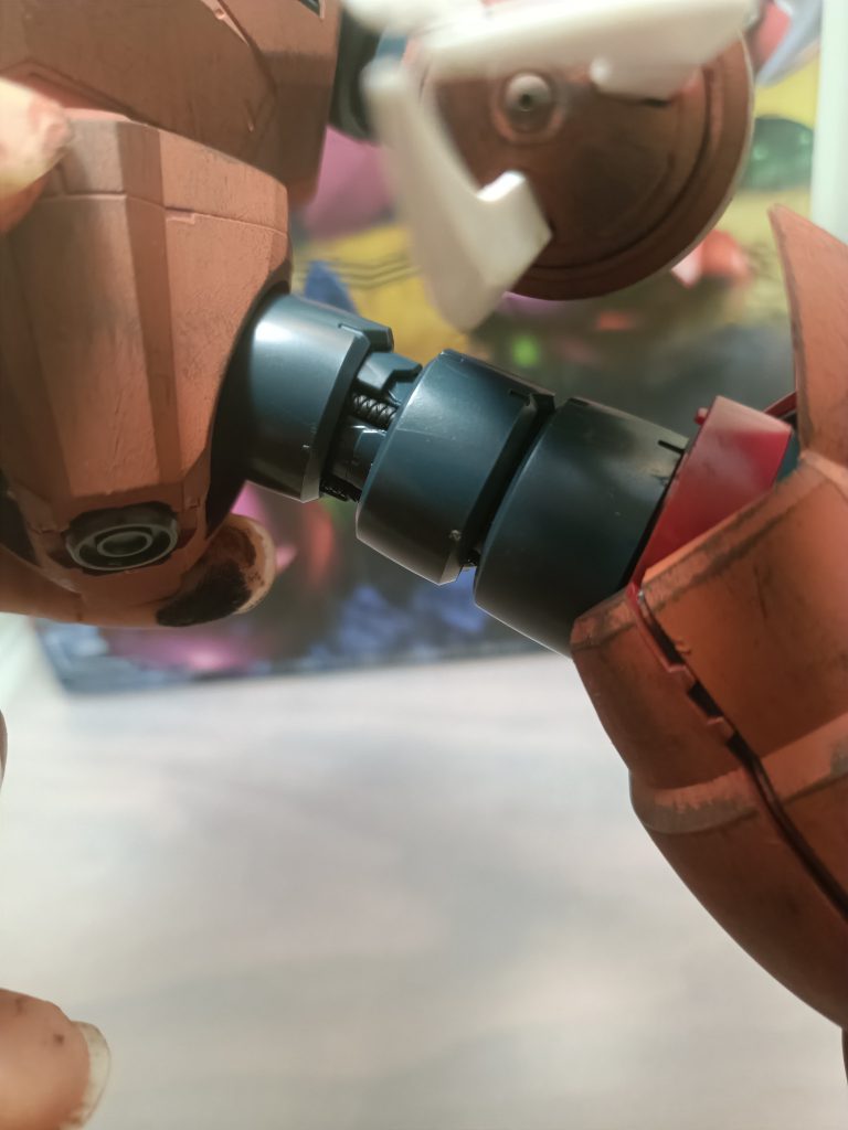 見にくいですけど足、腕の動力パイプとか腰のあたりはゴムパーツが使われてたりしました。