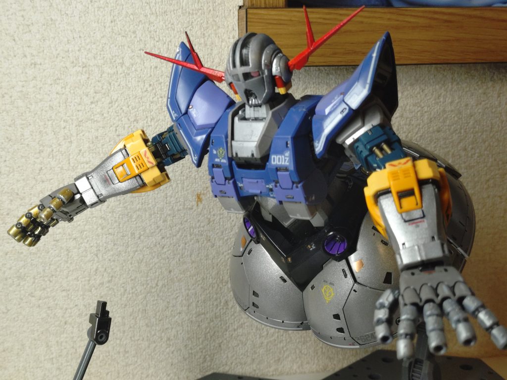 この幽霊の様な独特のスタイル。カッコ良さの中に禍々しさみたいなのもありますね。シルバー主体のメタリックなカラーリングも、機械の塊という感じを引き立ててます。