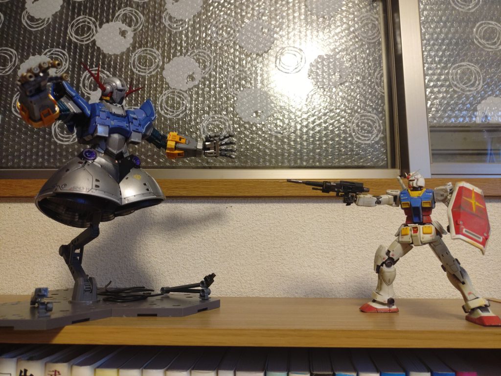 前もって作ったガンダムと。同じスケールなので、こうして対峙させるとジオングの迫る様な大きさが際立ちます。
