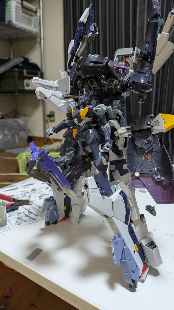 合体にはフロントスカートサイドスカートを展開し上半身を後ろへ下げ脚部を差し込み腰を3ミリプラパイプで固定あとは包み込むように閉じれば合体形態となる