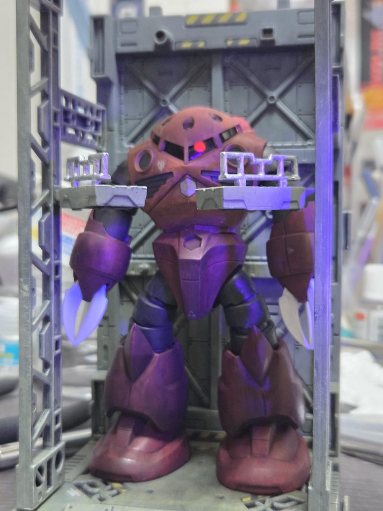 モノアイはレジンとエナメル塗料で作りましたのでブラックライトで光ります