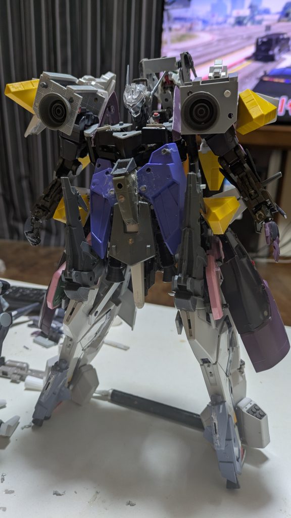 支援機形態 コアになる機体が内蔵されていない状態ハッキング等の対策としてコアになる機体からの受信がないと制限がかかっており緊急時にのみリミッターを解除できるアクセスコードを有しているものだけ180秒の間使用できる限定解除を使用する事ができる