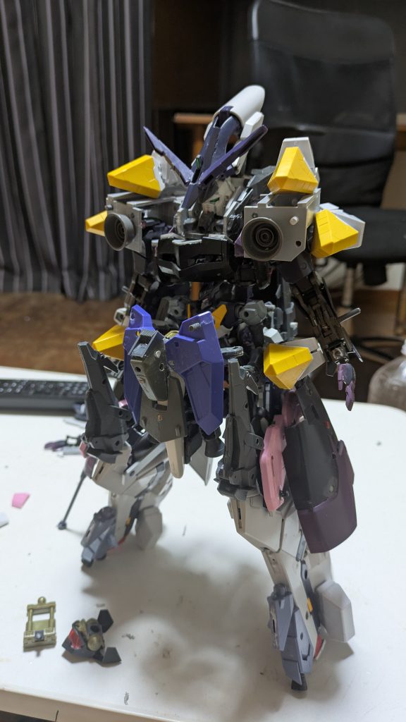 合体形態「制限解除」頭部フェイスカバーを上げ顎周りのフェイスガードを下ルトガンダムタイプの頭部が展開されるこれにより制限されていた全ての機能を使用する事ができるようになり飛躍的に性能を上げる事ができるしかしパイロットの安全性を考慮していない性能となるので意識を残して戻ってきたテストパイロットはたった一人しか居なかった