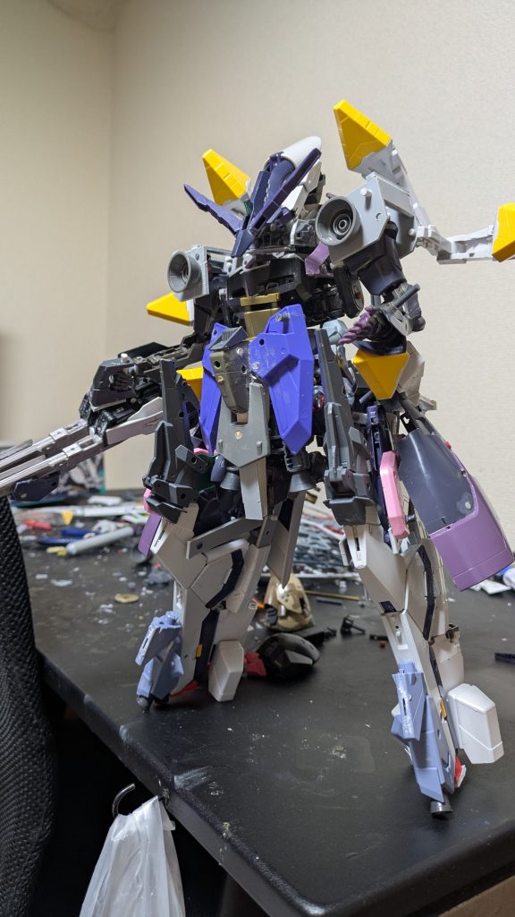 合体形態「制限有り」右手にある2連装ビームガンが主力武装中央にコアになる機体を内蔵された形態 肩にあるエネルギー調整するバインダーを展開することにより拡散ビーム砲を使用できる