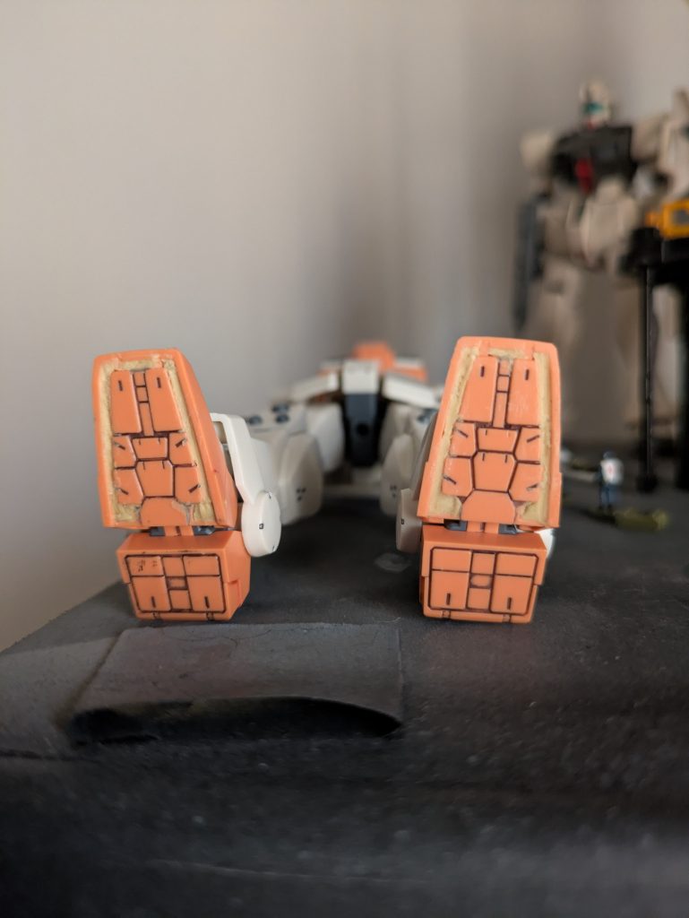 足裏の肉抜きはエポパテで埋めて爪楊枝を使ってはみ出たところの回収+均しをして…