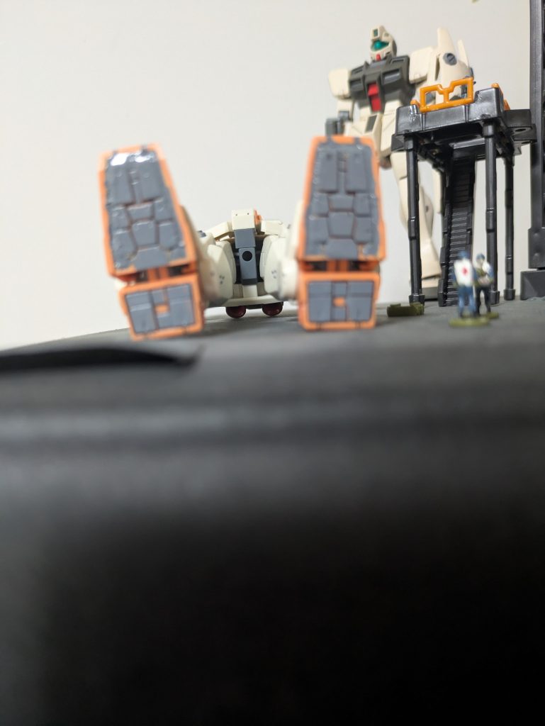 このようにクレオスのグレーを用いて塗り分けました。