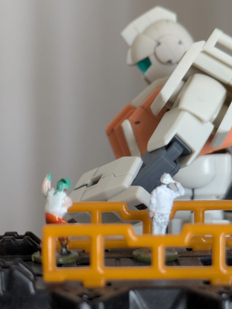 では最後にお盆の時百均で見つけたミニ歩兵(改造)とのショットで締めます!ご覧いただきありがとうございました!(最後に陸ジムの手前の緑髪はとあるキャラの再現です、わかった方コメントにぜひ感想をお願いします!)