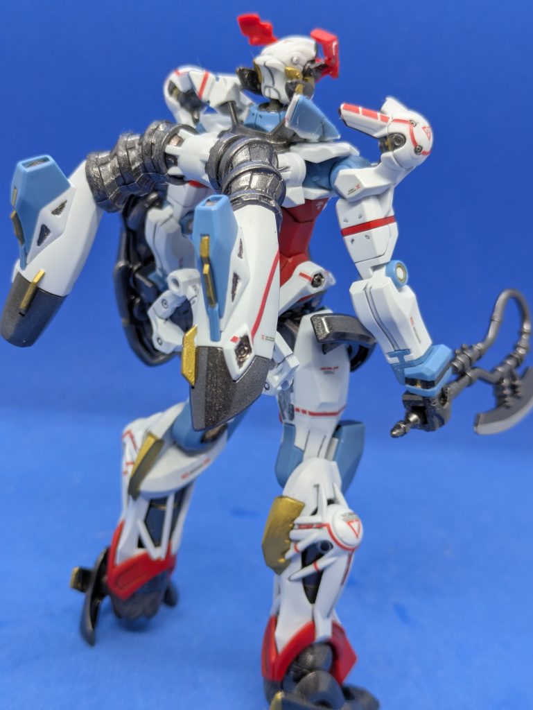 背面。蛇腹状の部分は本来グレーと白なのですが、塗装失敗したので全部剥がしてガンメタル1色で塗り直しました。本当は機首部分のパーツがあり、コアファイターを再現できるのですが、バックパック取り付けたら外せなくなりました⋯