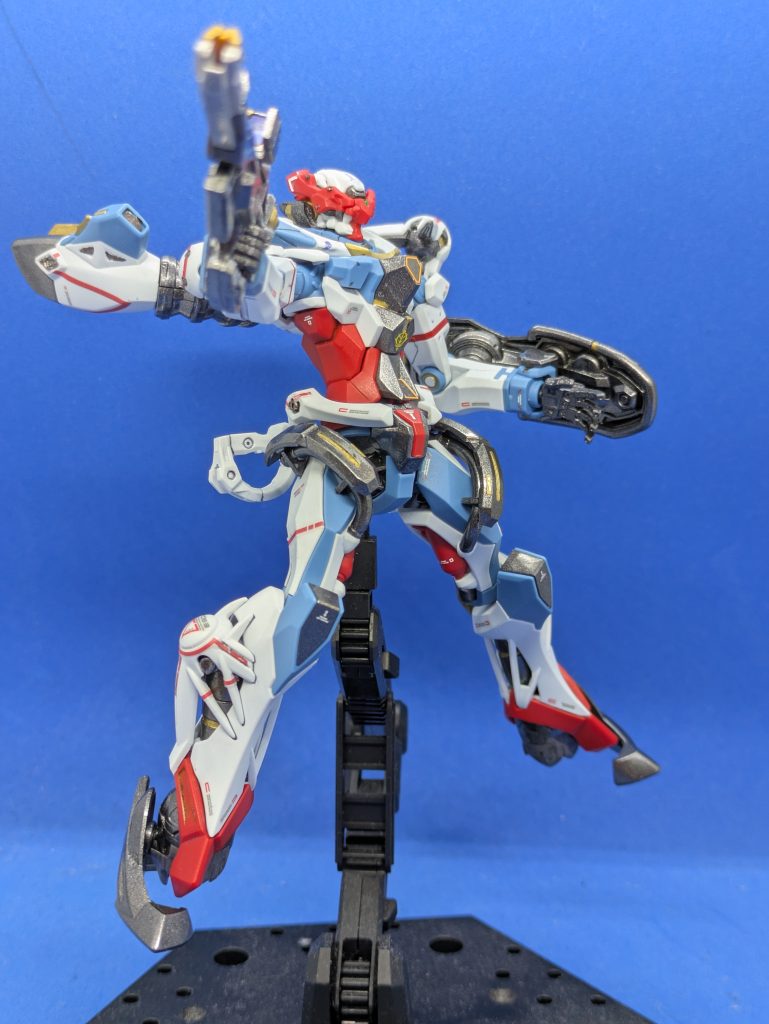 ビームライフルとオメガ·サイコミュ未発動時の頭部。作中ではあまりビームライフル使っていなかった気がします。ビームライフルはグレー部分をガンメタル、黄色部分をゴールド、白部分をシルバーで塗装しました。なんかやたらゴージャスな感じになりました。