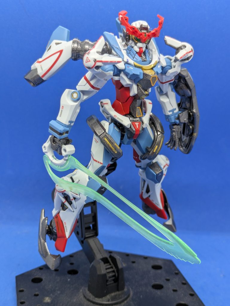 ビームサーベル装備。ビーム刃の形状がかっこよくてお気に入りです。シールドの裏は箱絵を見る限り色分けされていますが、詳細がよく分からなかったので諦めてガンメタル1色にしました。