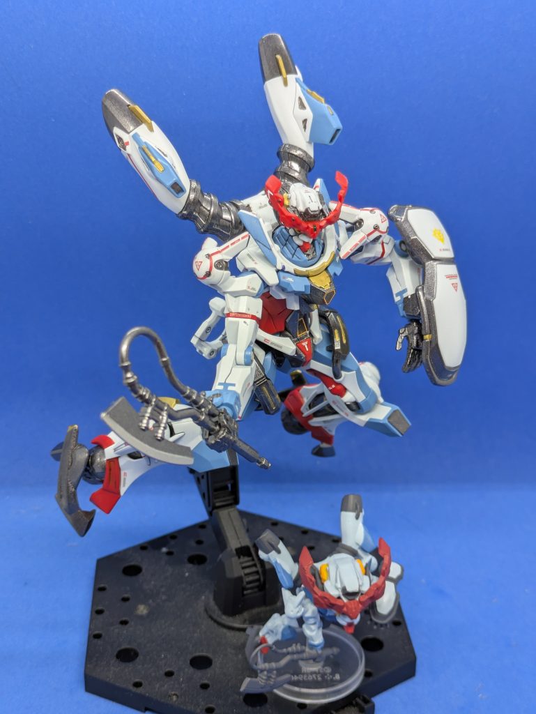 よく見かけるポーズっぽい感じで。足元にいるのはCUPSULE INDEX 01のジークアクスです。ヒートホークは本体をガンメタル、刃の部分をシルバーで塗装しました。やはりヒートホークが似合いますね。ご覧いただきありがとうございます。