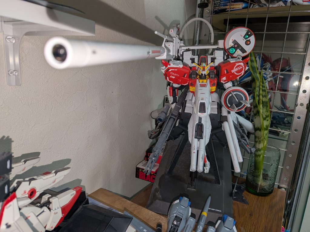 Ex-Sガンダムに比べると…超複雑な変形機構もなく、パーツ数も少なく、組みやすかったです笑ディスプレイベースにパーツを装着してカタチにしていく…って感じでした。