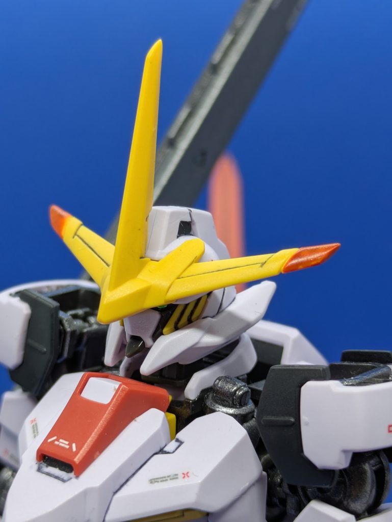 頭部アップ。アンテナは先端を少し切って尖らせました。ツインアイは普段ルミナスメタグリーンで塗ることが多いのですが、今回はメタリックイエローグリーンで塗りました。この写真だと全然分かりませんが⋯