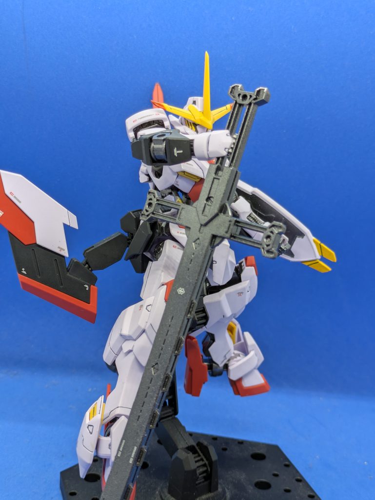 メイン武装のクロスメイス。ガンメタルで塗装してデカールを貼っています。本当は地面に立たせたかったのですが、背中が重くて後ろにコケるので、アクションベースを使っています。