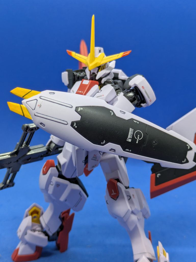 スマートクローシールド。クローは先端を少し削って尖らせています。デカールはエンブレム的なものを貼りたかったのですが、適当なものがなかったため、それっぽい感じになるようにしました。