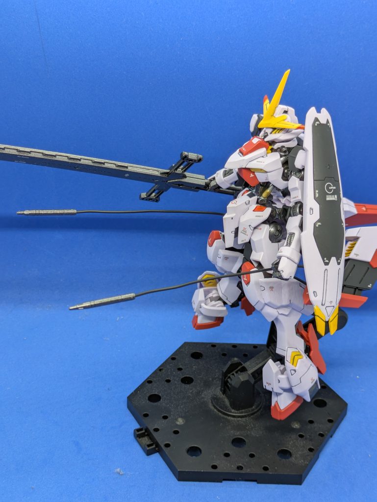 ワイヤーアンカー射出。バックパックのカバーが下にスライドして砲口が現れます。アンカー自体はガンメタルで塗装しました。軽いのでリード線でも支えなしで浮いた状態にできます。