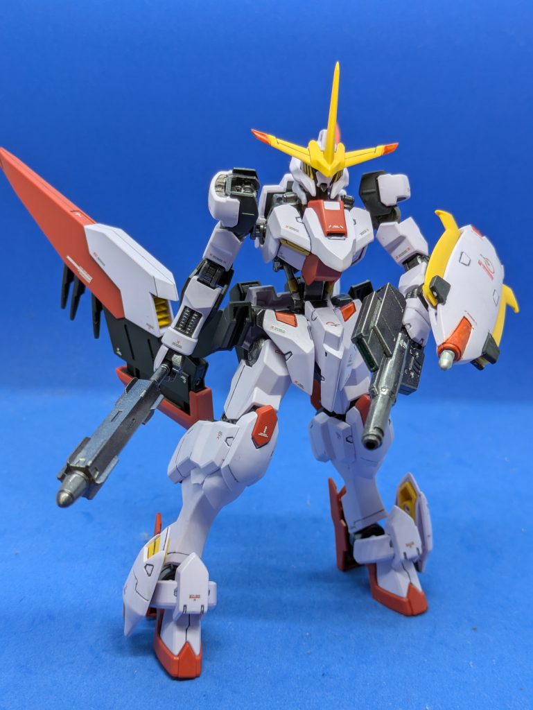 第1形態の武器を持たせた状態。キットには第1形態のパーツも丸々付属しますが、胸部の黄色いパーツが1つしかなく、どちらの形態でも使うので換装するには分解が必須になります。なので換装は諦めて武器だけ組みました。シールドのドリルはシルバーで塗装しました。本来はドリルを引き出せるのですが、組み立て時にガッチリはまって全然動きません。破損が怖いのでそのままにしておきます⋯