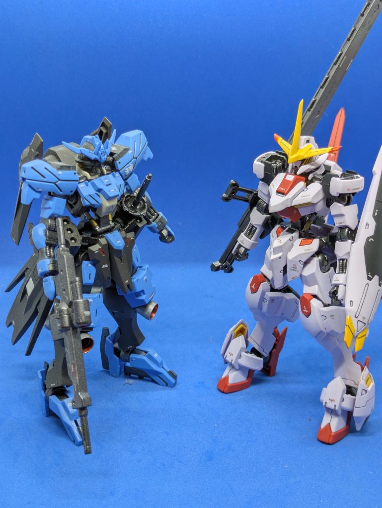 以前組んだヴィダールと並べて。全然関係ない2機ですが、今手元にあるガンダムフレームの機体はこれだけなので。身長はだいたい同じですがバックパックのせいで端白星のほうがボリュームがあるように見えます。12月にガンダム·ザガンが出るので一緒に並べたいですね。買えればですが⋯ご覧いただきありがとうございます。 