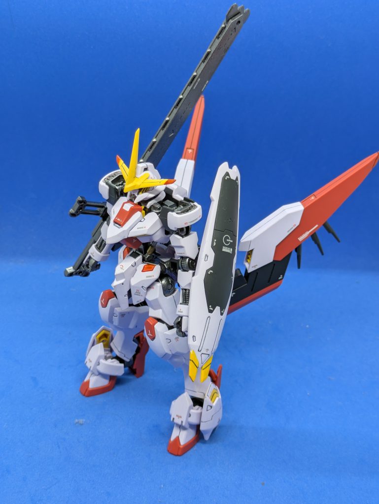 全身。バックパックが大きくなったため、前後にも左右にも長いです。バックパックがウイング状になったため、原型機(?)のマルコシアスに少し近づいた印象を受けます。