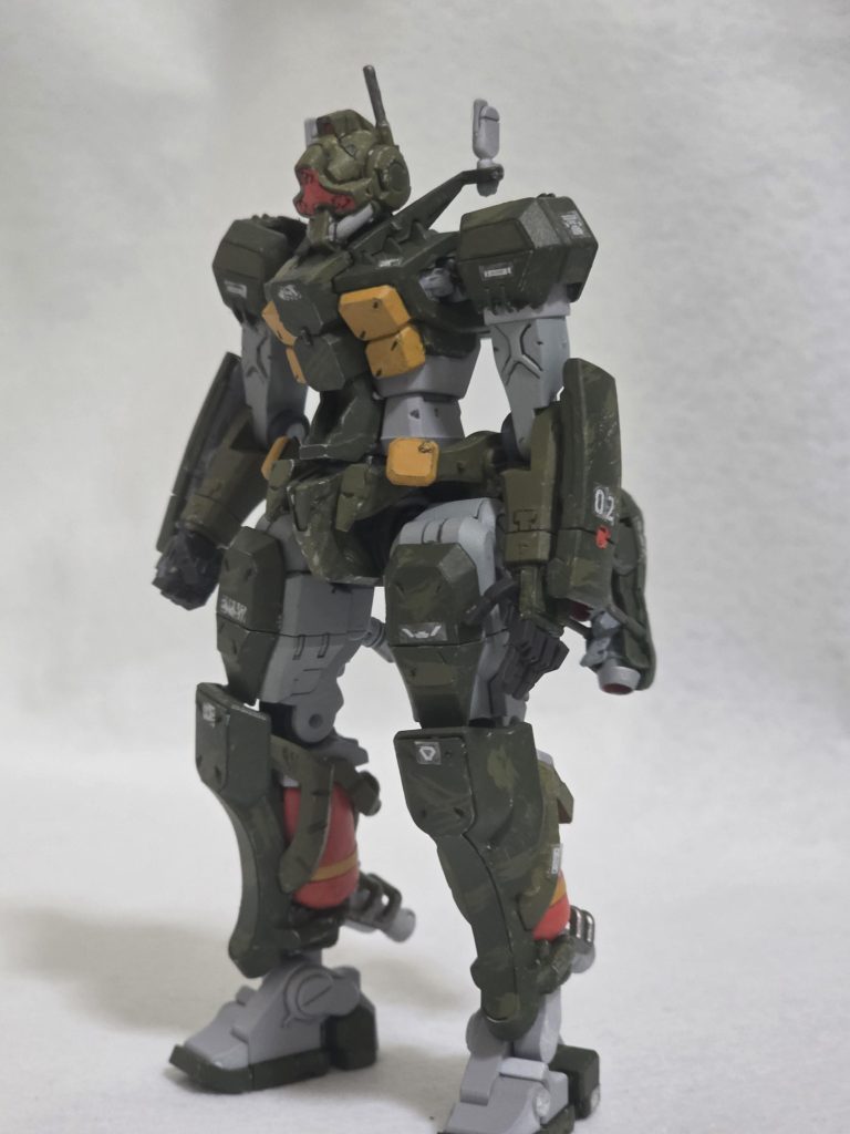 実は各所の色が剥げてしまって、修正したところ運良く迷彩柄になりました。怪我の功名って感じですね。