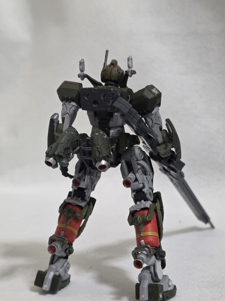 特筆すべきところは本来のバックパックを腰部に下げ、背中の部分に拡張性を持たせました。これからの妄想が膨らみますね