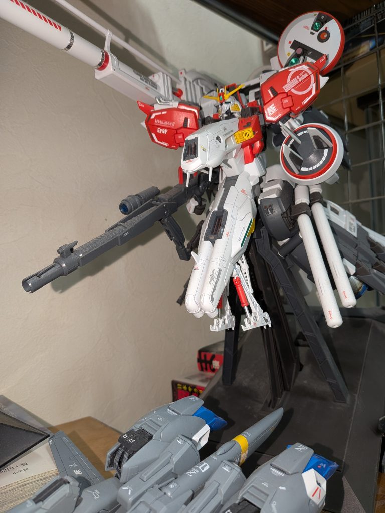 ディスプレイベースは全く可動せず、角度も変えられないのが残念ですね。前傾姿勢にするには写真の様に何かをかませて飾っています。