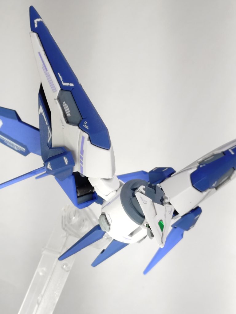 トランザムブースター本体に合わせた配色で塗り分け。この円筒ボディがGNドライブを兼ねているのか分からなかったのでフツーにグレーで一部塗装して仕上げてます。