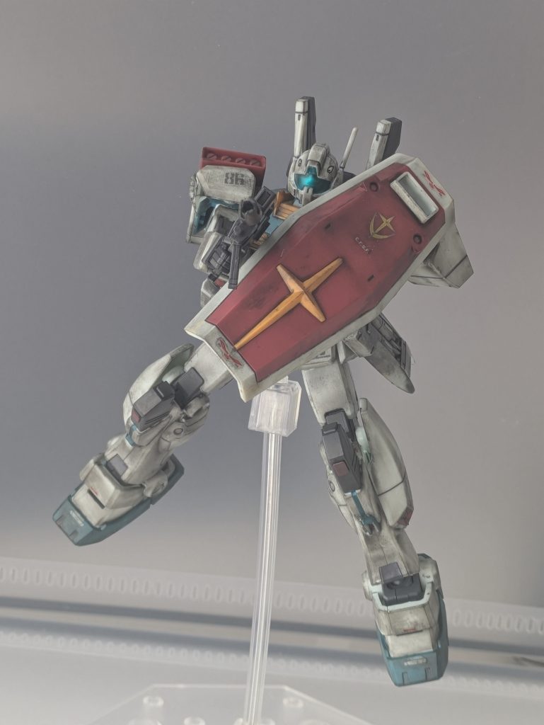 連邦らしい赤黄白のシールドでとても汚しがいある部分です。ディテール部分を丁寧に汚したことで色の分かれ目がハッキリ分かるようになりました。