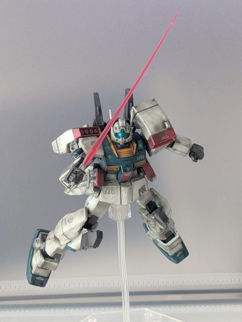 このジムⅢは、初めてウェザリングしたキッドでした。結果として少し汚しすぎたと感じました。モビルスーツは汚した方がカッコいいと思い、これをきっかけにウェザリング仕上げを続けています。汚しの楽しさの根本を作ってくれたジムⅢでした。