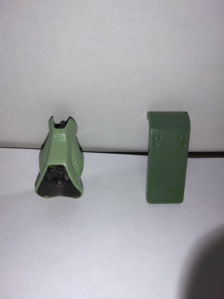 スポンジ塗装第四段階淡いグリーンの方は明るくなりすぎたと思いましたが、ウェザリング、チッピングによって我ながらいい感じになったと思います。