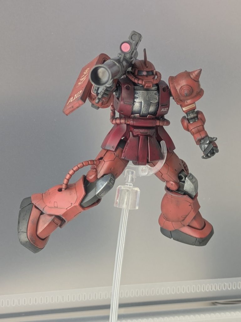 バズーカを持たせるとよりザクらしさが出ますね。シールドのシャア専用機を表すマークがイケメンなこと。水転写式だったらなお良かったです。