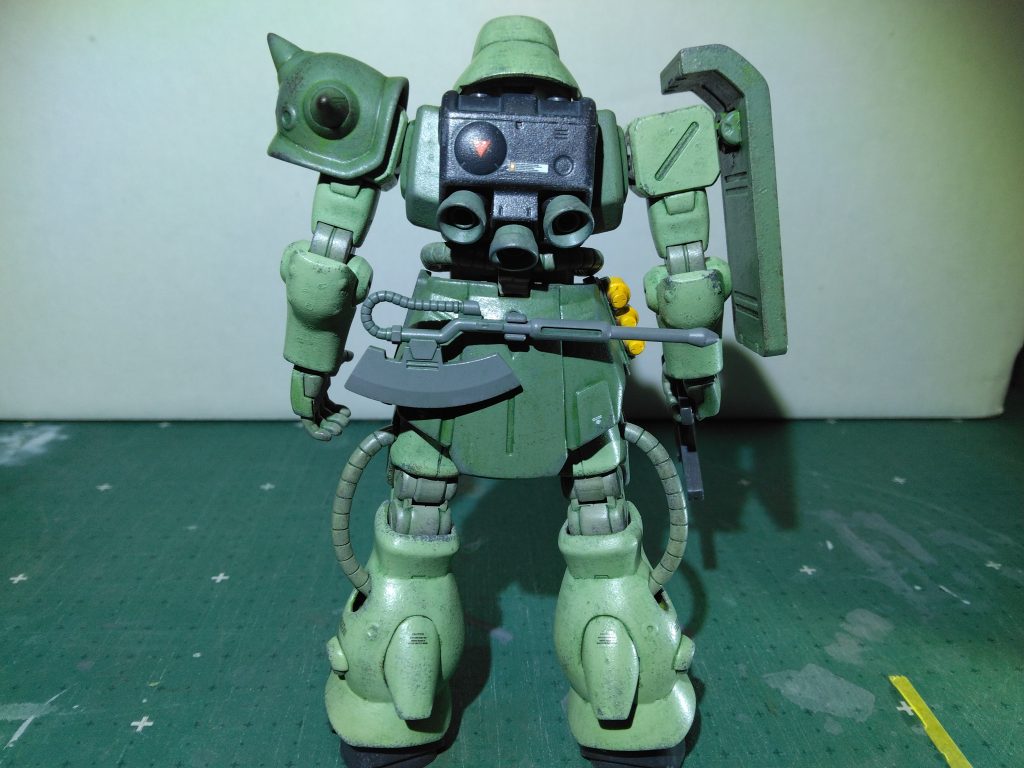 カラーレシピ淡グリーン:カーキグリーン→ルマングリーン→MSディープグリーン(混色)→MSグリーン濃グリーン:濃緑色→ロシアングリーン→MSディープグリーン(混色)→MSディープグリーン掌、関節部等:RLM02グレー(水性)胸部、ランドセル等:ファントムグレー(水性)マシンガン:エンジングレー(水性)ヒートホーク:グレーバイオレット(水性)バーニア:軍艦色(1)(水性)ハンドグレネード:タミヤキャメルイエロー※メーカー表記のないものは全てクレオスです。