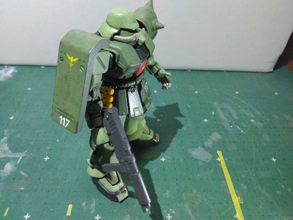 濃淡グリーンの塗装は、スポンジ塗装にチャレンジしてみました。シールドに新生ネオ・ジオン章を貼付戦力に乏しい残党軍でも既に二線級の機体であり、主力級の機体と比べて整備もおざなりにされているイメージです。