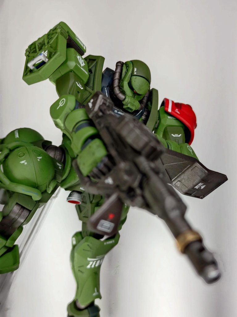 ザク・マシンガンゴールドをアクセント、砲身をシルバー、全体は焼鉄色で渋めに仕上げました。